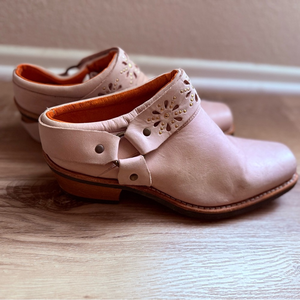 💕Pink Frye Boots💕 pale pink leather western harness mules flower cutout slip on